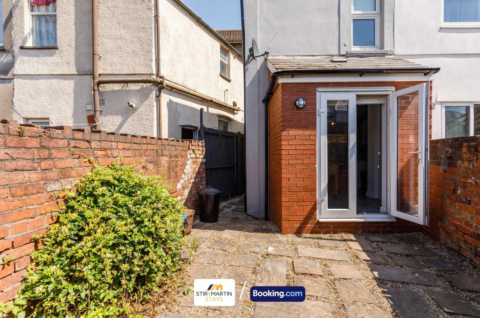 Comfy 3Bed House By Stirkmartin Stays Short Lets & Serviced Accommodation Cardiff With Free Parking & 8Mins To City Centre Extérieur photo
