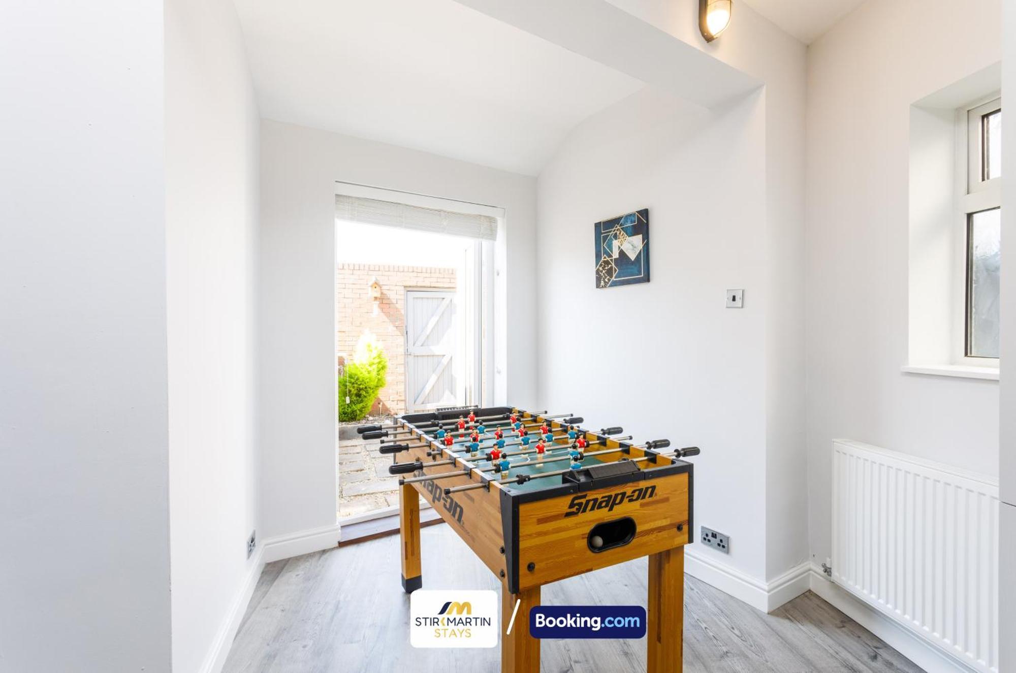 Comfy 3Bed House By Stirkmartin Stays Short Lets & Serviced Accommodation Cardiff With Free Parking & 8Mins To City Centre Extérieur photo
